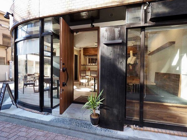 大きな窓から自然光が入る明るい店内（写真提供：ビストロTOKIORI）