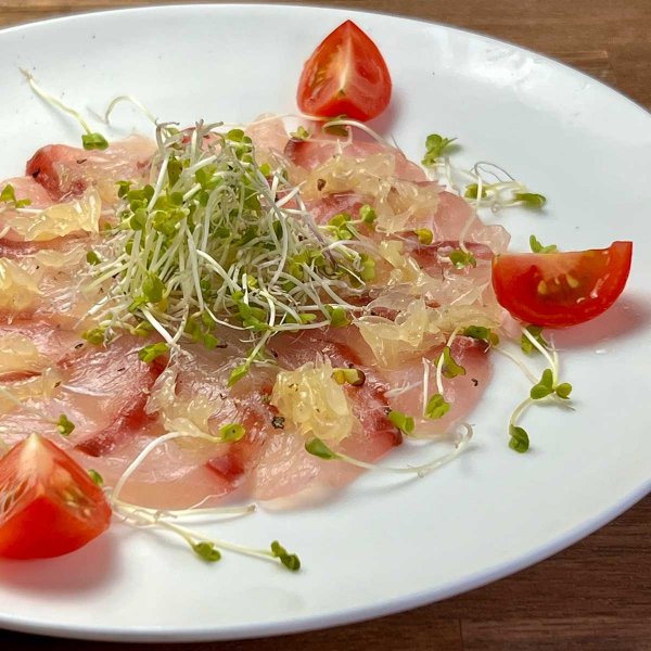 昆布締めでうま味を引き出したカルパッチョ（写真提供：ビストロTOKIORI）