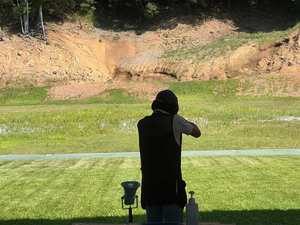 左・右・正面方向のいずれかに飛び出し、遠ざかるクレーを撃つ「トラップ」