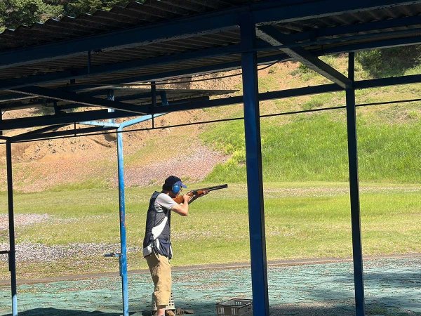 左右から交差するように飛ぶクレーを撃つ「スキート」