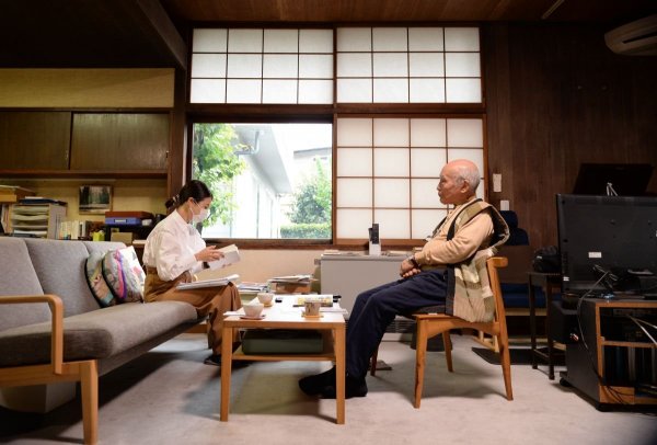 2020（令和２）年、故・谷川俊太郎さんの自邸で取材する筆者