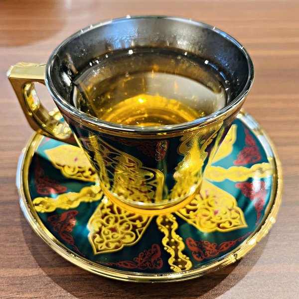 ブレンドハーブティー「私のお守り茶」。街で一目ぼれしたティーカップは、トルコ製
