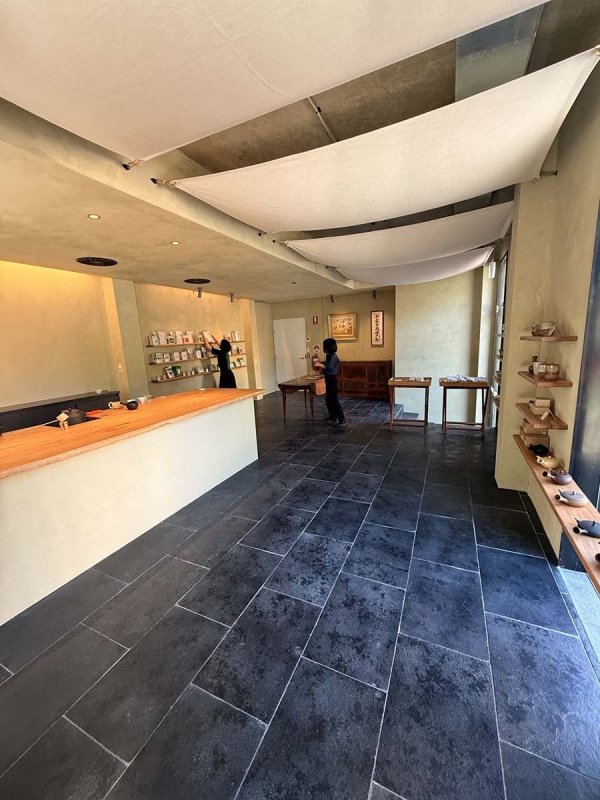 モダンなシドニー店。茶釜を置いたカウンターやワークショップスペースもある（写真提供：東京繁田園茶舗）