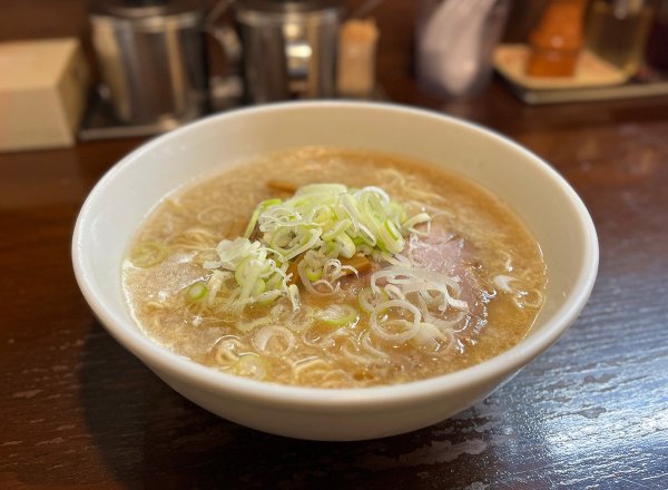 醤油味の「らーめん」は、背脂がかけられたこってりした味わい