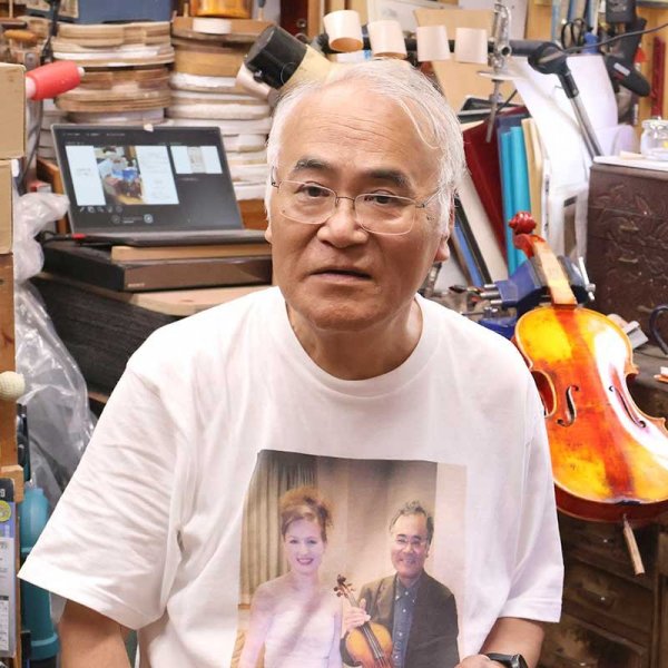 桂敏明さん。「バイオリン作りはとても楽しい」と話す  