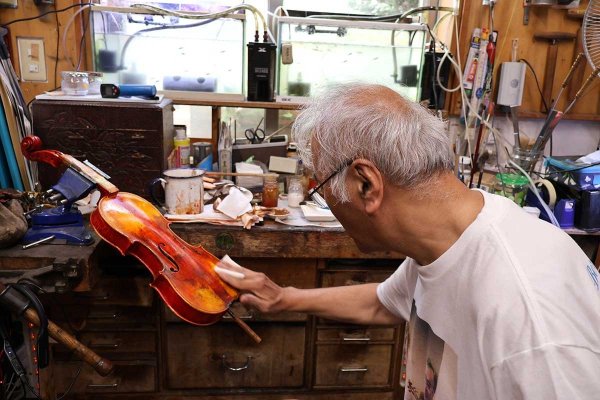 右手一本でオールド塗りを施す桂さん