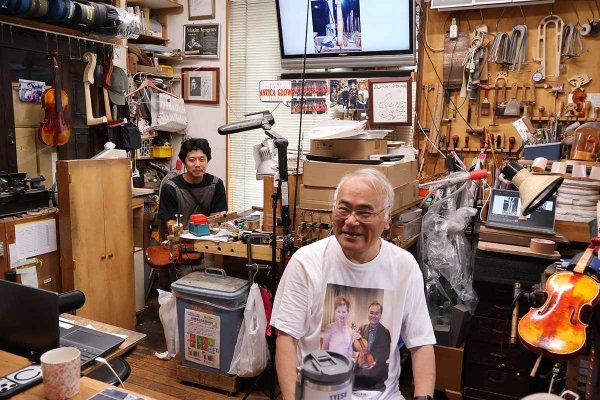 工房の壁には工具や楽器。これからもここで新しい音が生み出される