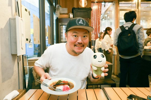店おすすめの「スパイス飯」を、なみすけと一緒にパクパク。「第13回 カレーなる戦い in 杉並」のグルメランキングで優勝したメニュー