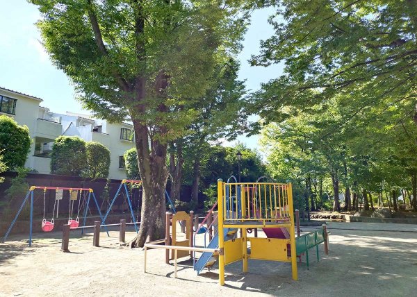 幅広い年齢の子どもが遊べる遊具がそろっている