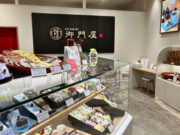 常時20種類ほどの菓子が並んでいる