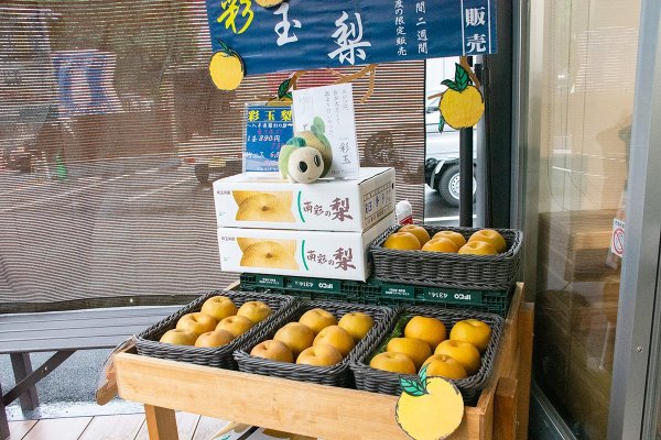 旬の野菜や果物が店頭を飾る