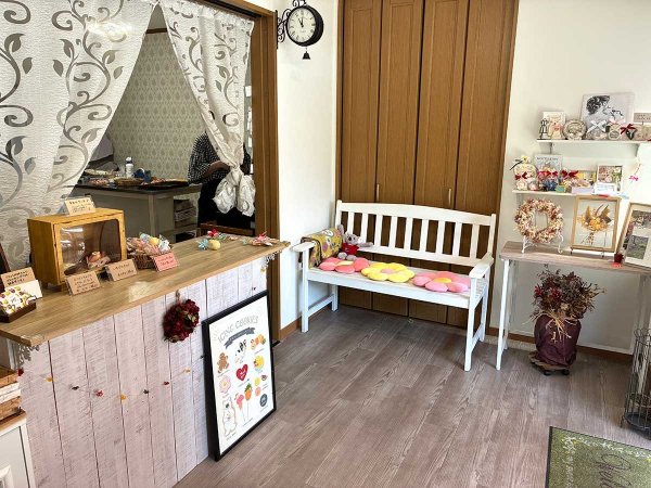「店内のベンチに座って、おしゃべりを楽しむおばあちゃんもいるんですよ」