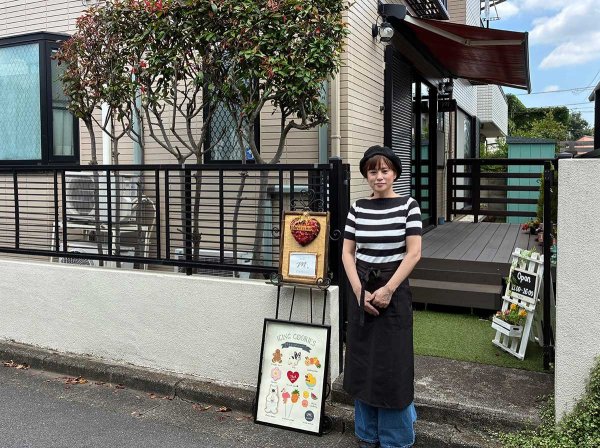 「M's Cookies」の店頭に立つ小手川さん