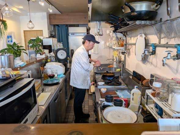 挽き肉の仕込みに集中する松井店長