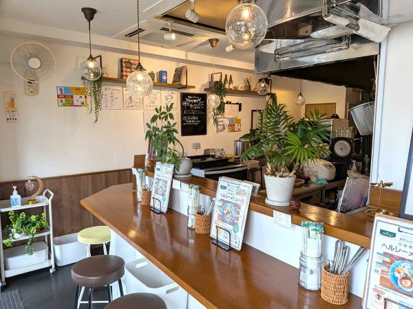奥様の手がけるインテリアと手書きメニューが店を彩る
