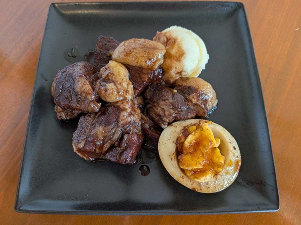 「最上川ポークの洋風角煮」。脂っぽくなく、ヘルシーにこだわった逸品