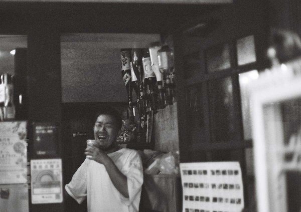 気の置けない友人とのひとときも、最上さんはフィルムに収めている（写真提供：最上嗣生さん）