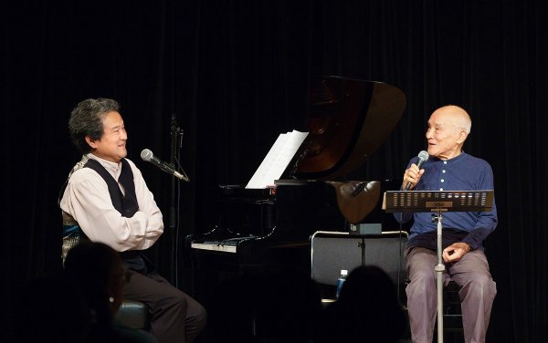 息子の賢作さんと開催しているイベントでは、賢作さんの奏でる美しいピアノと谷川さんの詩の朗読を聞ける（写真提供：谷川賢作）