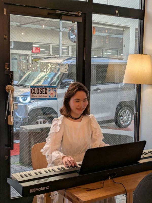 店長・まりりんさんの弾き語りライブのイベント（写真提供：MOONLOOP CAFE）