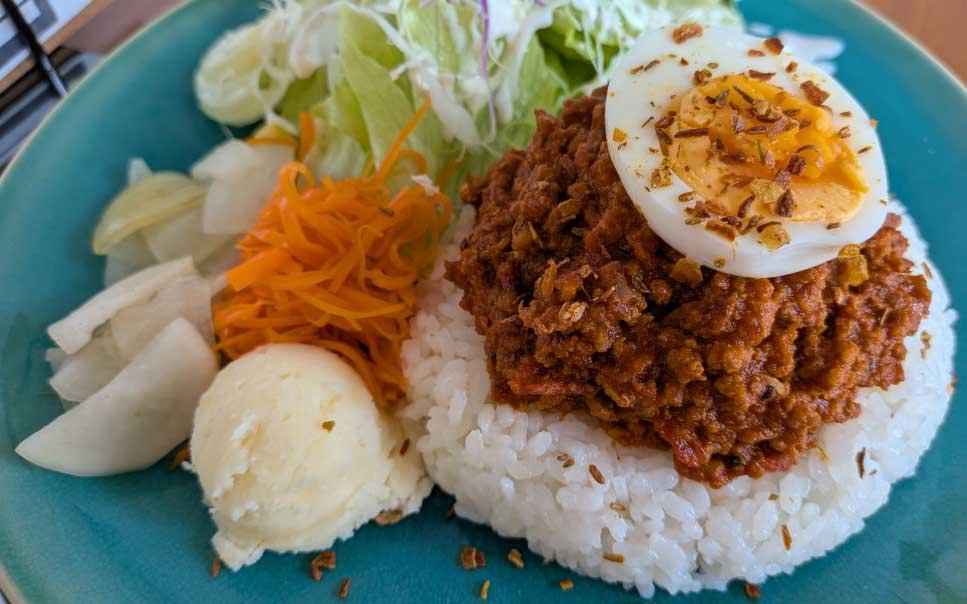 看板メニューは、肉のうまみあふれる「最上川ポークのキーマカレープレート」
