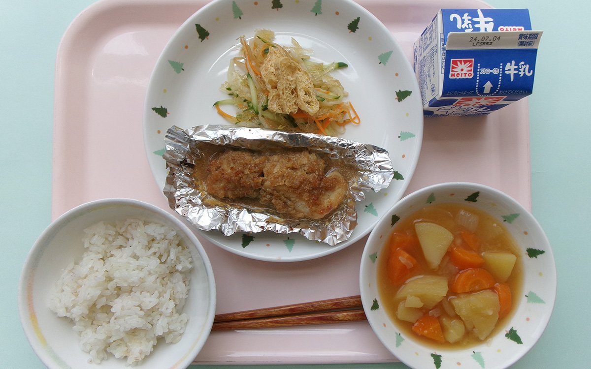 麦ごはん・ホキの麦みそ焼き・糸寒天のレモン酢かけ・野菜の煮物(写真提供:杉並区教育委員会)