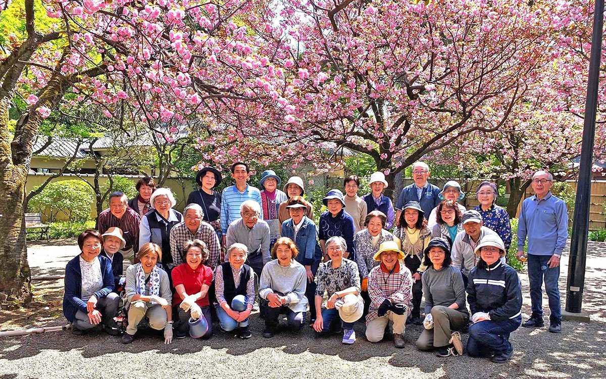 野草展示会を終えて、達成感にあふれる杉並野草の会の会員（写真提供：杉並野草の会）