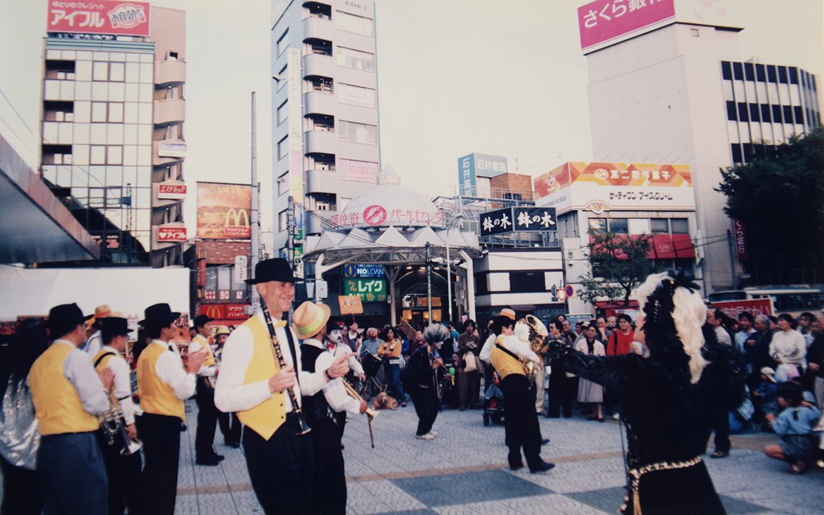 第４回（1999（平成11）年）の阿佐谷ジャズストリート。駅前広場の様子（写真提供：阿佐谷ジャズストリート実行委員会）