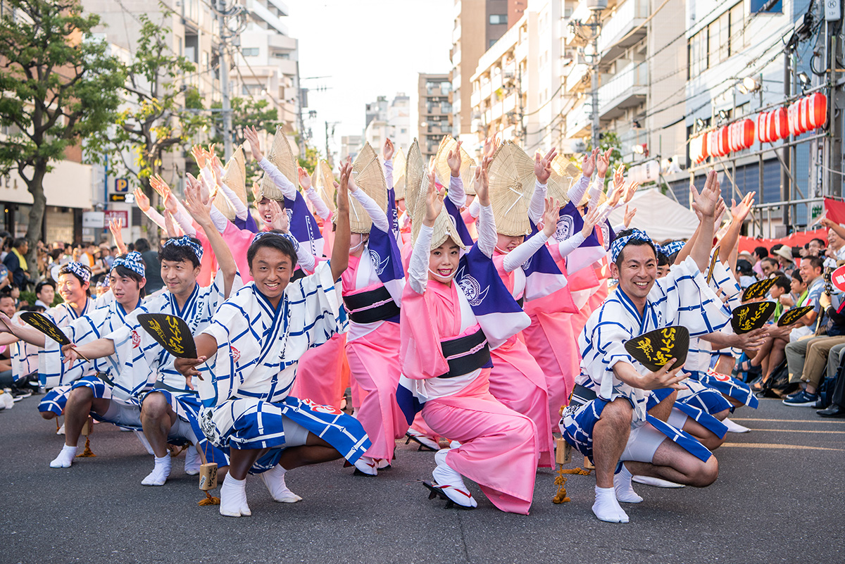 踊り手１万人、観客100万人を動員する大イベント（写真提供：東京高円寺阿波おどり振興協会）