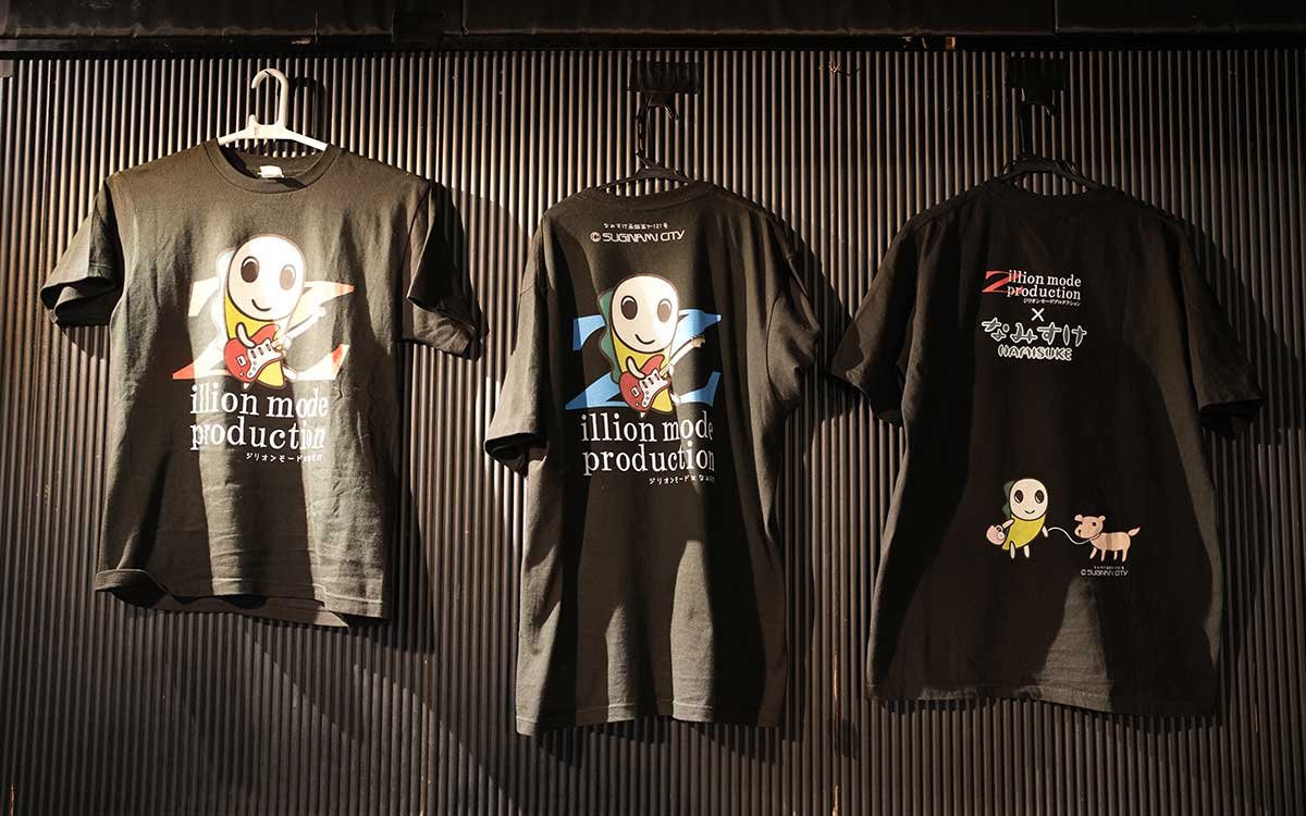 Ｔシャツは全部で３種類。事務所ロゴとのコラボレーションがカッコいい