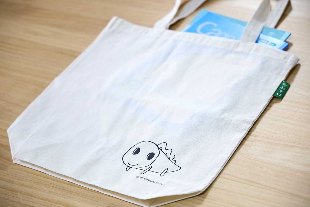 なみすけのワンポイント入り。ノートやA4サイズの書類がすっぽり入る