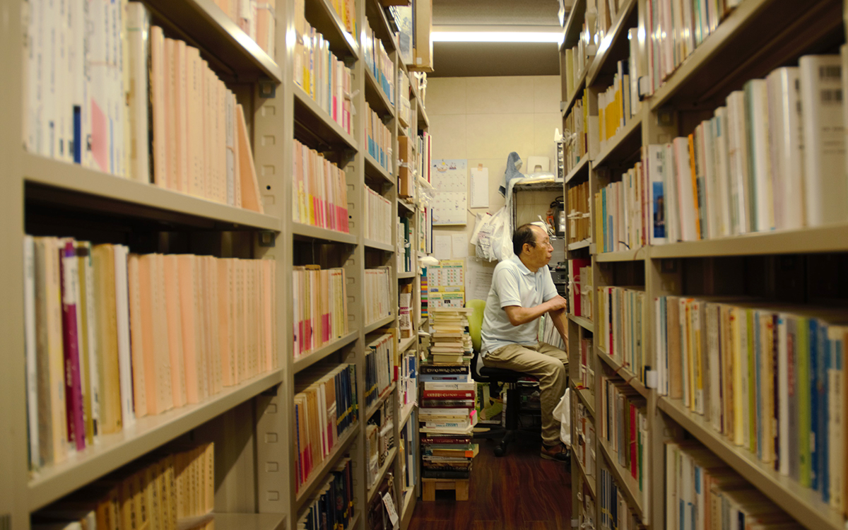 コンパクトながら、天井まで本が積まれた書棚が並ぶ店内