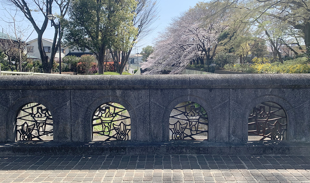 欄干に土器がデザインされている塚山橋（2021年３月24日撮影）