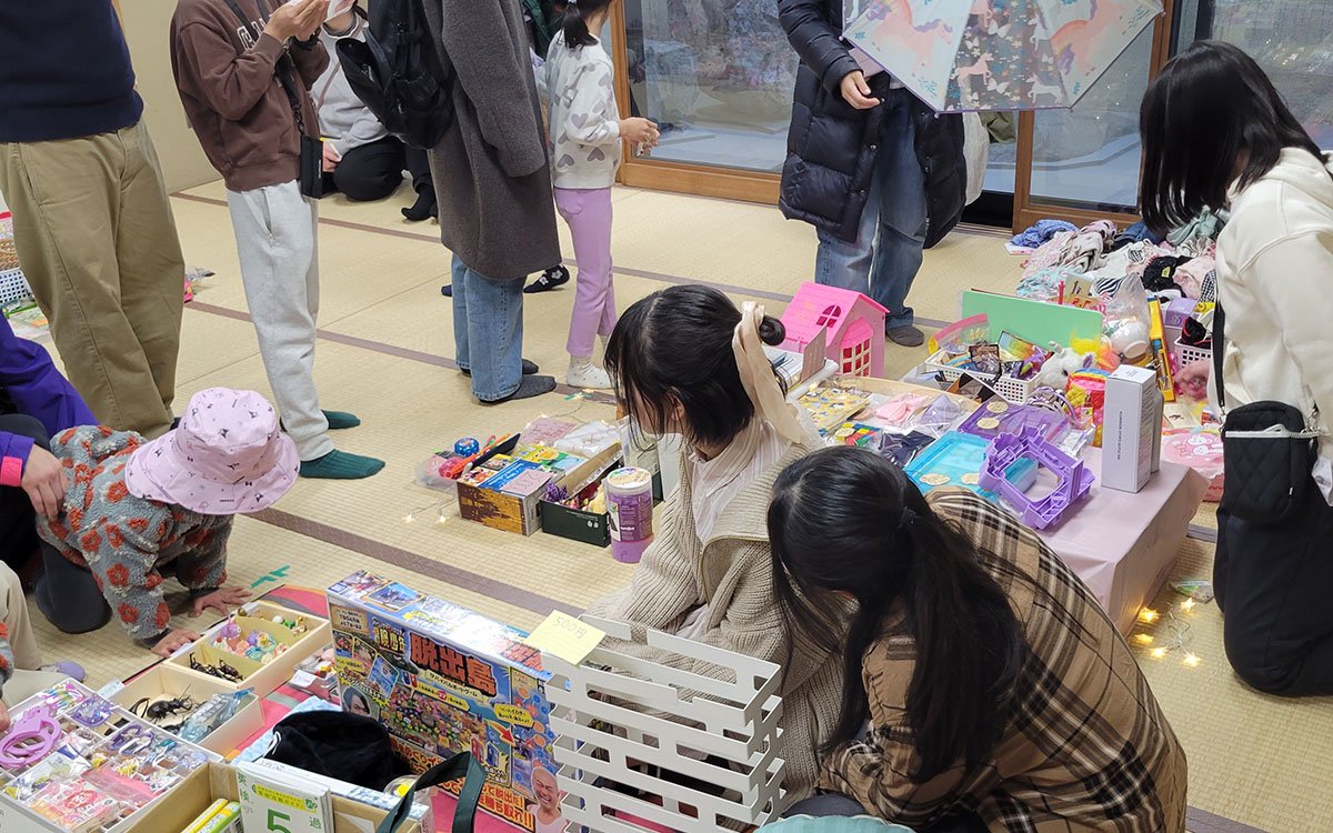 開店前から行列ができた親子フリーマーケット