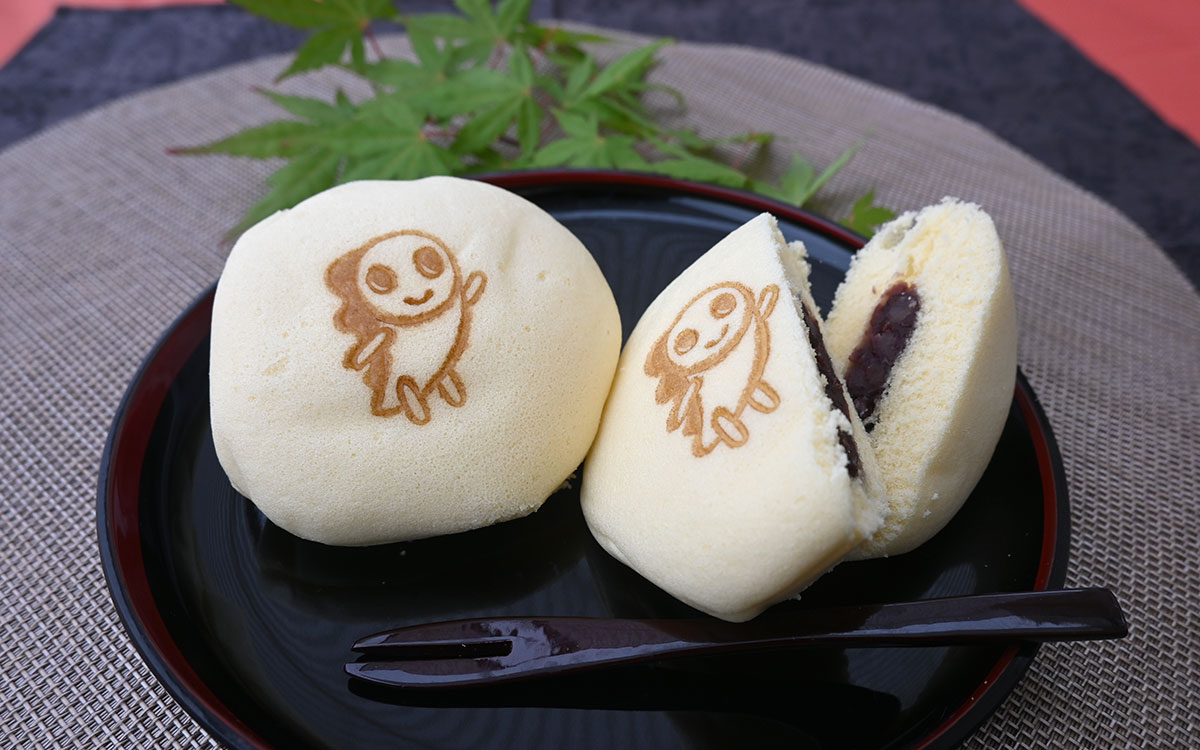 ふわっと軽い生地と、粒餡（つぶあん）の優しい甘さがベストマッチ