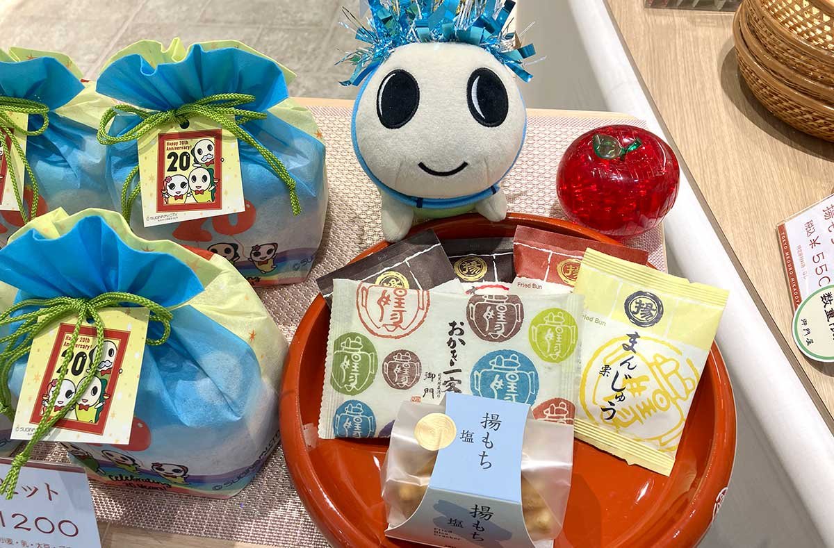 巾着セットの中身と、店長の野口さんが飾りを手掛けるなみすけ