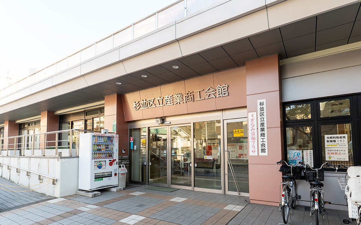 大きなガラス扉で明るく開放的