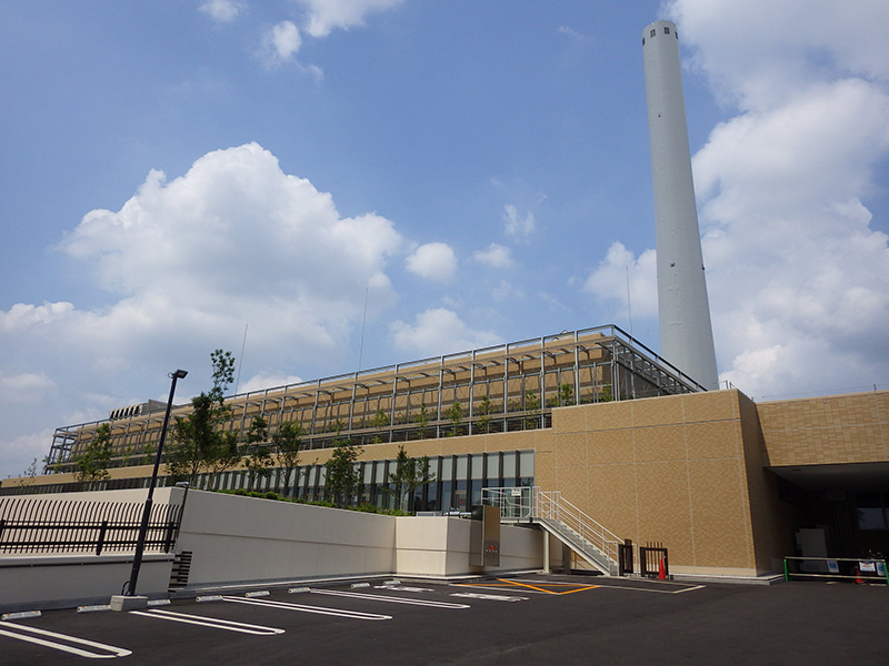 杉並清掃工場。高さ約160メートルある白い煙突は、高井戸地域のシンボルにもなっている（写真提供：杉並清掃工場）