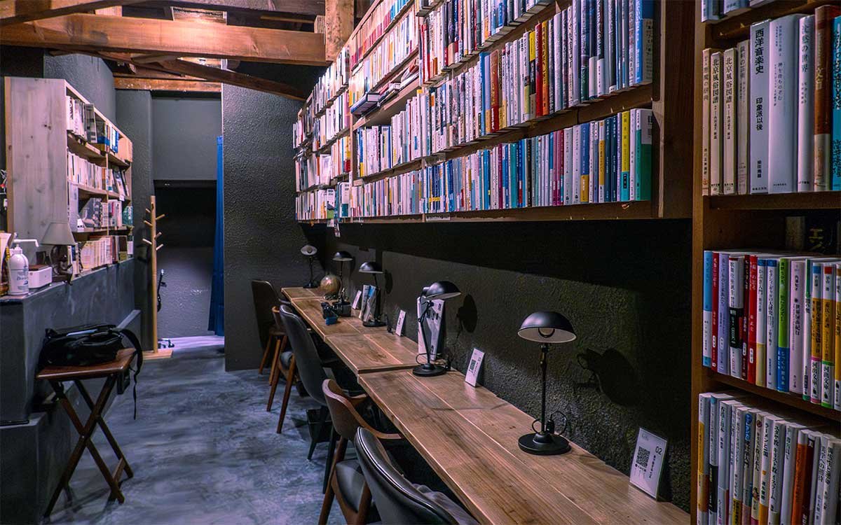 ダークグレーを基調とした店内は、まるで蔵の中のよう