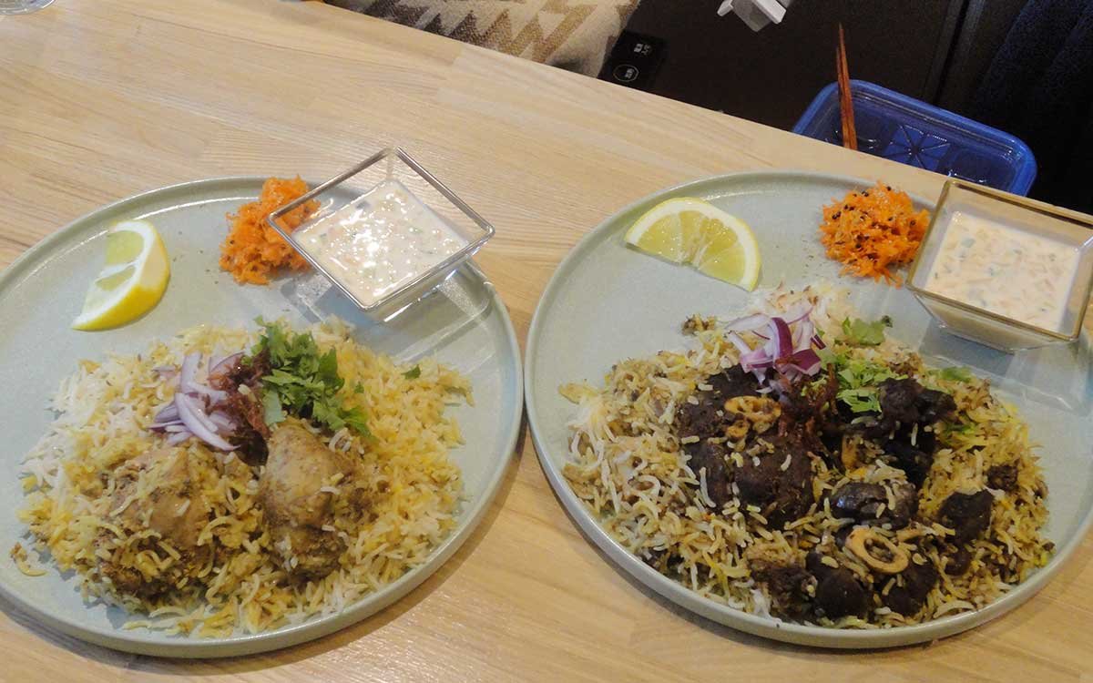 「チキンビリヤニ」と「骨つきマトンビリヤニ」。ハーフサイズや1.5倍も注文できる