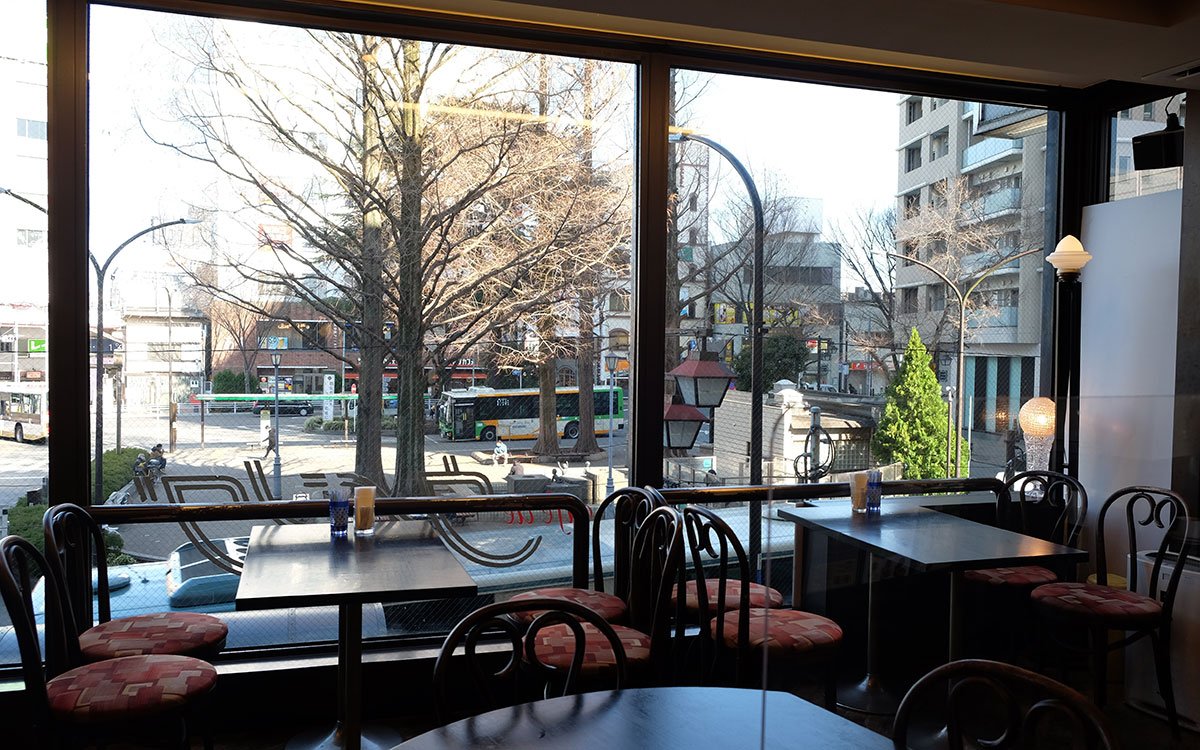 駅前ロータリーが見下ろせる窓際の特等席