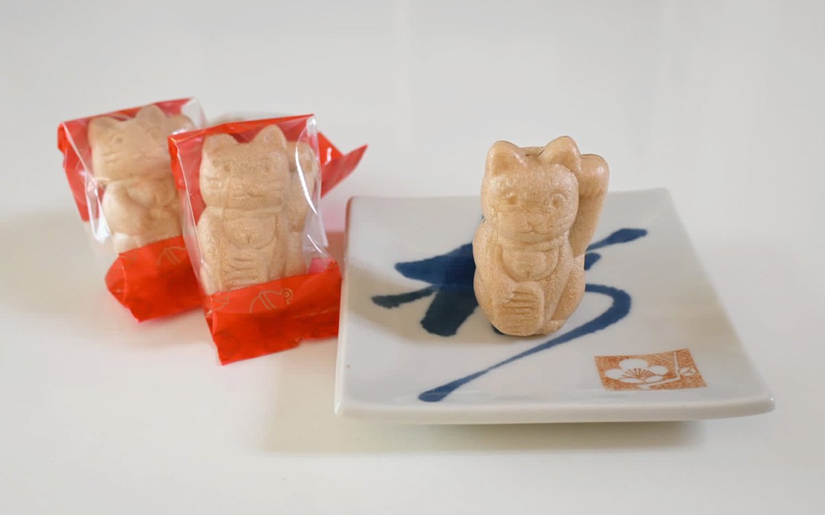 お土産に人気の「招き猫最中」