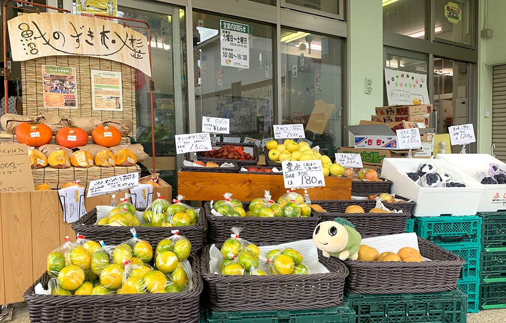 旬の野菜や果物が店頭を飾る