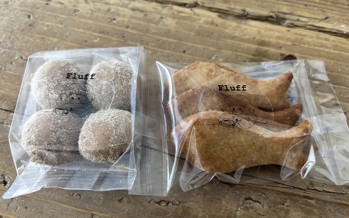 人気商品の「スノーボール」（左）と「プレーンクッキー」（右）