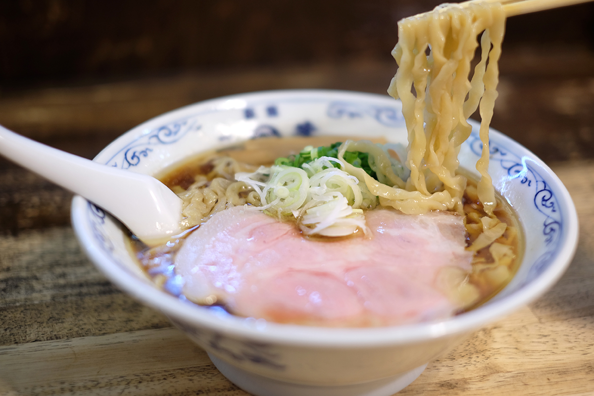 熟成中華そば（820円）。低温調理した肩ロース肉がぜいたくに丼を彩る