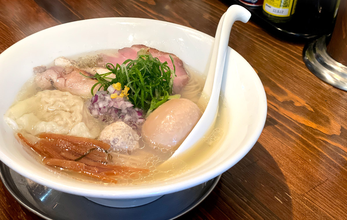 「特製塩SOBA」（1,130円）。あさり、かき、ほたてなど５種類の貝でとった濃厚なだしの香りが際立つ。細麺にマッチした選び抜かれた塩の味、盛りだくさんの具材で満足度は高い