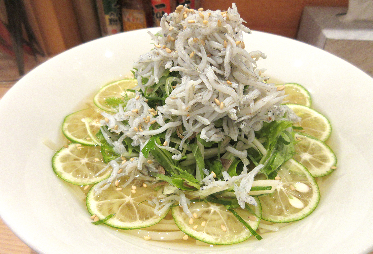 「しらすとすだちの薬味そうめん」（1,000円）。コシの強さで食べ応えあり