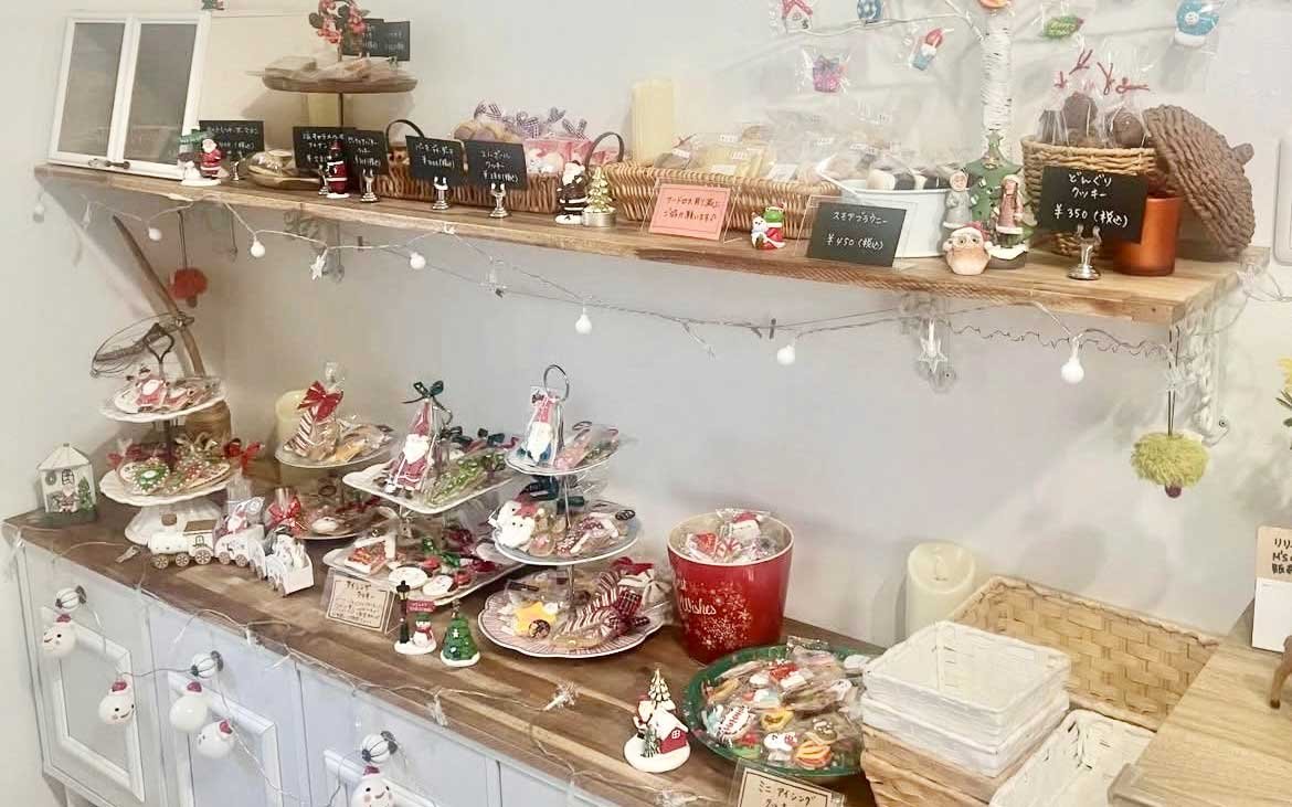 かわいらしいアイシングクッキーが並ぶ、クリスマスシーズンの店内(写真提供: M's Cookies)(※価格は変更となる場合があります)