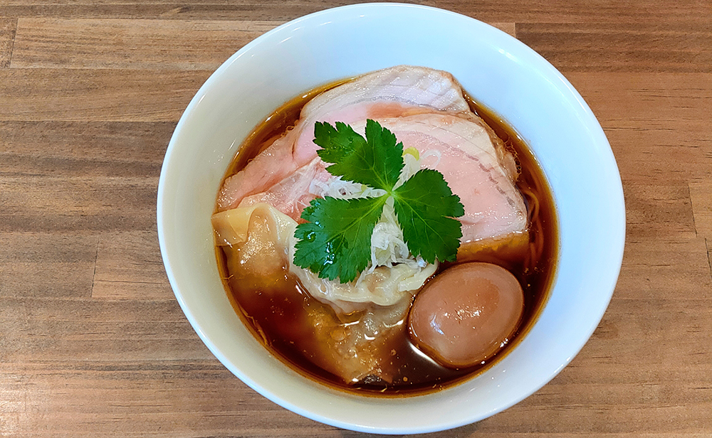 特製中華そば／1,050円／麺140g。ロースチャーシュー、穂先メンマ、味玉、ワンタンなどトッピングの一つ一つに店主の気合が入っている。大山鶏と淡海（たんかい）地鶏の2種類のブランド鶏を使ったスープも絶品