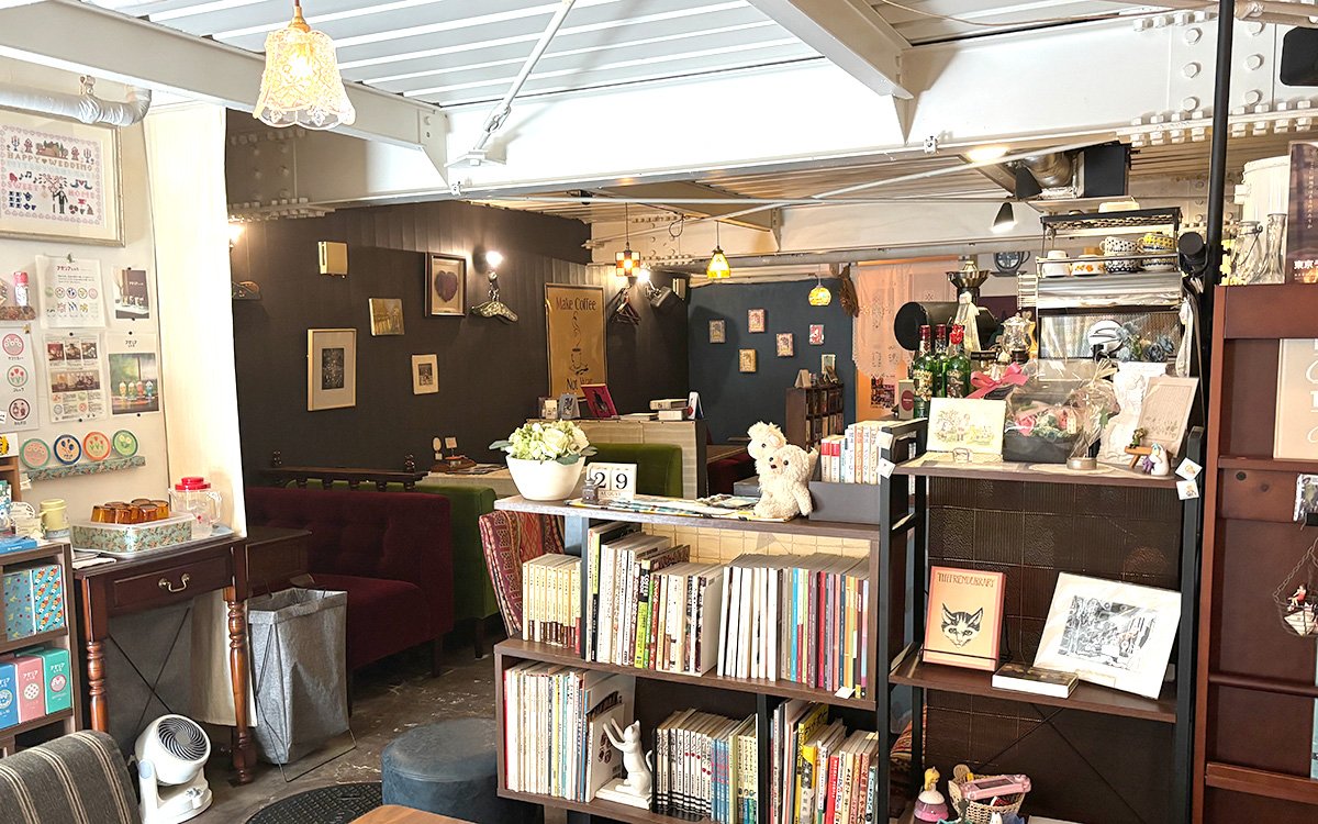 本やアートが並ぶ落ち着いた店内