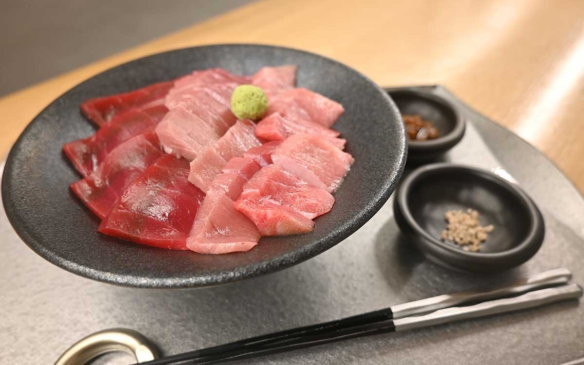 「当店自慢の熟成生本まぐろ丼」（2,800円）。熟成庫でうまみを凝縮